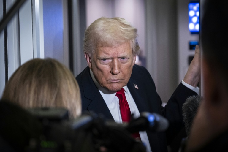 Le président américain Donald Trump à bord d'Air Force One le 25 novembre 2025 lors d'un vol vers la Floride