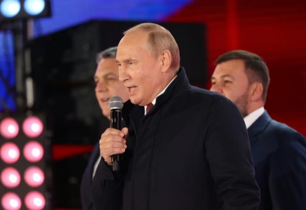 Le président russe Vladimir Poutine lors d'un concert marquant l'annexion de nouveaux territoires ukrainiens, le 30 septembre 2022 à Moscou
