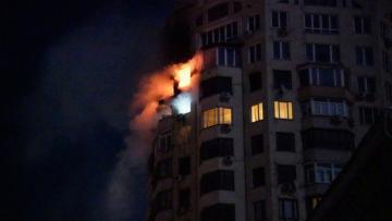 Cette photo montre un incendie dans un immeuble résidentiel à la suite d'une attaque aérienne russe à Kiev tôt le matin du 3 février 2026. La Russie a repris ses frappes sur Kiev le 3 février, après une accalmie d'une semaine.