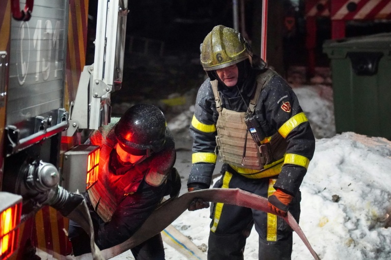 Des secouristes ukrainiens sont visibles sur le site d'un immeuble résidentiel endommagé à la suite d'une attaque aérienne russe à Kiev tôt le matin du 3 février 2026, dans le contexte de l'invasion russe de l'Ukraine. La Russie a repris ses frappes sur Kiev le 3 février, après une accalmie d'une semaine.