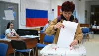 Une femme vote lors des élections législatives russes dans un bureau de vote de Klimovsk, un microdistrict de la ville de Podolsk, dans la région de Moscou, le 19 septembre 2026