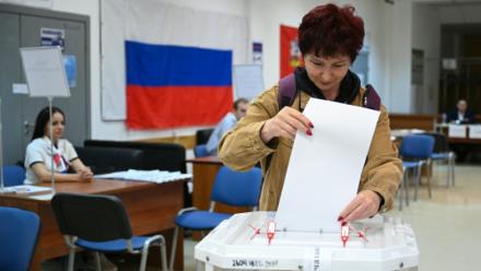 Une femme vote lors des élections législatives russes dans un bureau de vote de Klimovsk, un microdistrict de la ville de Podolsk, dans la région de Moscou, le 19 septembre 2026
