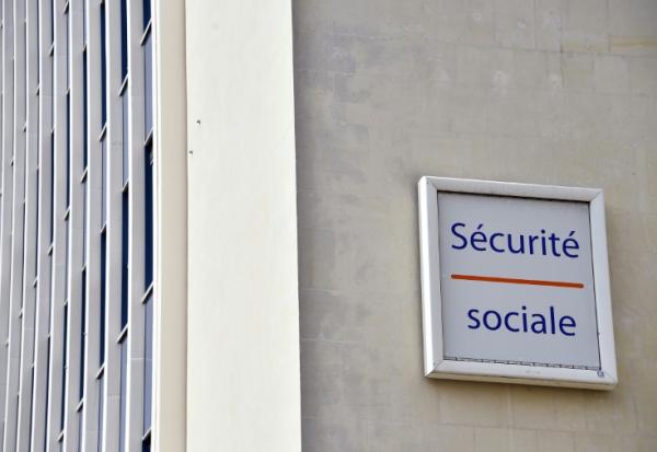-Le 4 octobre 1945, le gouvernement provisoire de la République française (GPRF) publie la première de deux ordonnances fondatrices de la Sécurité sociale