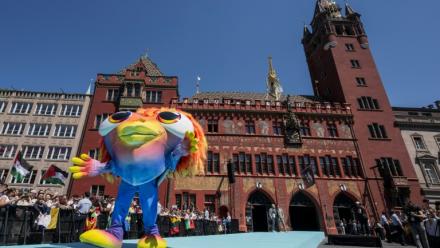 "Lumo", la mascotte de l'Eurovision 2025, devant l'hôtel de ville de Bâle, lors de la cérémonie du Concours de la chanson, le 11 mai 2025 en Suisse