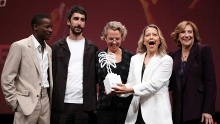 Le réalisateur britannique Tom Kingsley (2e g), la créatrice britannique Sophie Goodhart (c) et l'actrice britannique Nicola Walker (2e d) d'"Alice et Steve" reçoivent le prix de la meilleure série, entourés par les membres du jury, l'acteur Mamadou Sidibé (g) et la réalisatrice américaine Lesli Linka Glatter (d), lors de la cérémonie de clôture de la 9e édition de Canneseries à Cannes, le 28 avril 2026