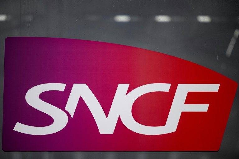 Logo SNCF, à l'entrée de la gare de Lille, le 25 juin 2025.