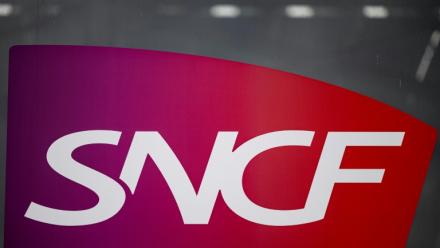 Logo SNCF, à l'entrée de la gare de Lille, le 25 juin 2025.