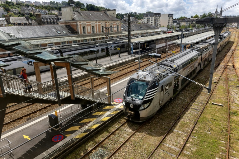 Une passagère de train à la gare de Quimper, (Finistère), le 9 juin 2026