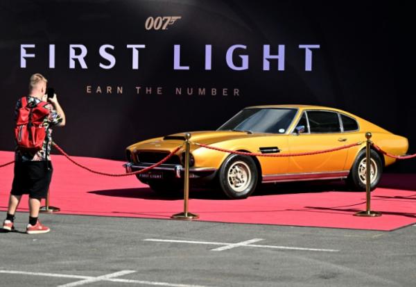  Un visiteur prend une photo d'une Aston Martin sur le stand du jeu vidéo 007 First Light d'IO Interactive lors du salon Gamescom, à Cologne, le 21 août 2025 en Allemagne