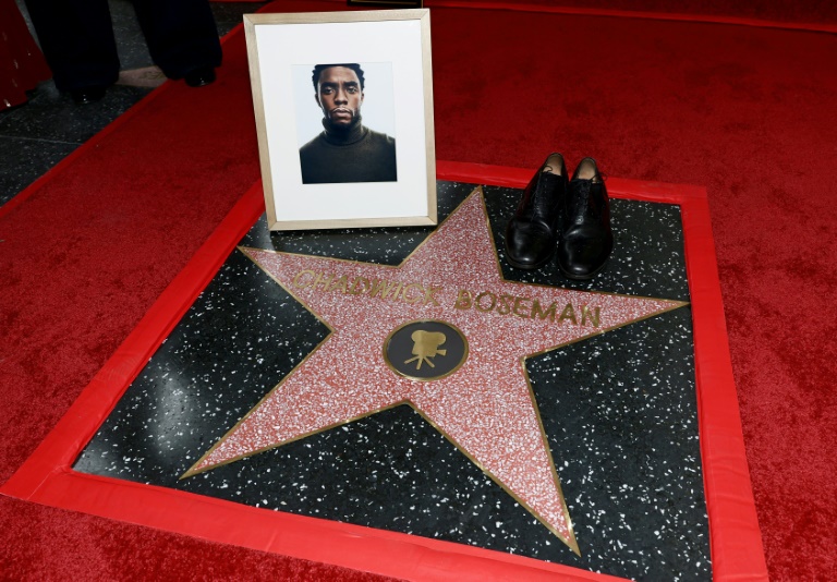 Un portrait de Chadwick Boseman, disposé sur l'étoile posthume qui lui a été décernée sur Hollywood Boulevard, à Los Angeles, le 20 novembre 2025