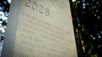 La stèle 2026 en hommage aux journalistes tués dans l'exercice de leurs fonctions au cours de l'année écoulée, dévoilée au mémorial des reporters à Bayeux, le 8 octobre 2026 dans le Calvados