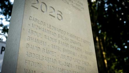 La stèle 2026 en hommage aux journalistes tués dans l'exercice de leurs fonctions au cours de l'année écoulée, dévoilée au mémorial des reporters à Bayeux, le 8 octobre 2026 dans le Calvados