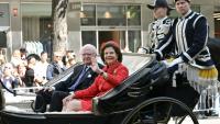 Le roi Carl XVI Gustaf et la reine Silvia de Suède défilent en calèche dans les rues de Stockholm à l'occasion de leurs noces d'or, le 13 juin 2026