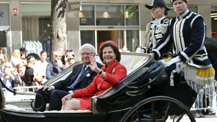 Le roi Carl XVI Gustaf et la reine Silvia de Suède défilent en calèche dans les rues de Stockholm à l'occasion de leurs noces d'or, le 13 juin 2026