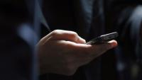 "Rangez votre téléphone lorsque vous êtes avec votre enfant. Utilisez-le uniquement lorsque c'est nécessaire, ou lorsque vous l'utilisez ensemble", demande l'autorité sanitaire suédoise