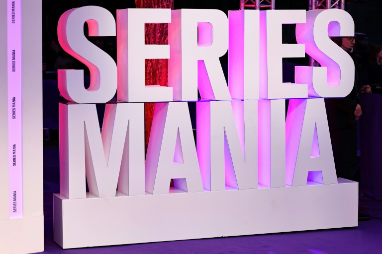 Vue du logo du festival Séries Mania à Lille le 20 mars 2025