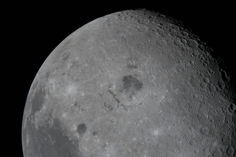 Image diffusée le 7 avril 2026 par la Nasa montrant la Lune, avec le bassin Oriental visible en son centre, et une tache noire de lave ancienne, observée depuis le vaisseau spatial Orion le 6 avril 2026