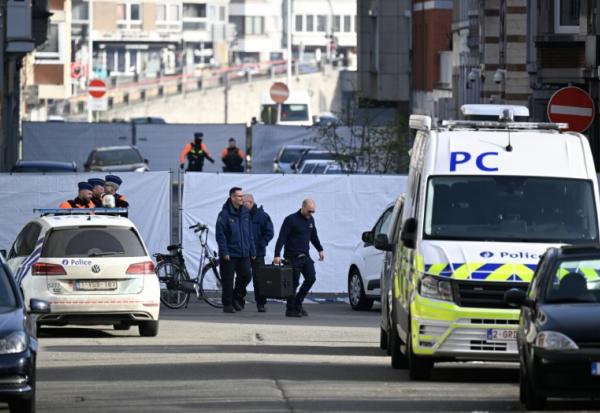 Des enquêteurs de la police devant la synagogue de Liège, après une explosion dans la nuit, le 9 mars 2026 en Belgique