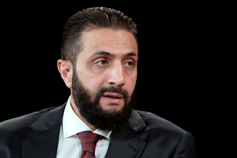 Le président intérimaire Ahmad al-Chareh s'exprime sur scène à New York, le 22 septembre 2025