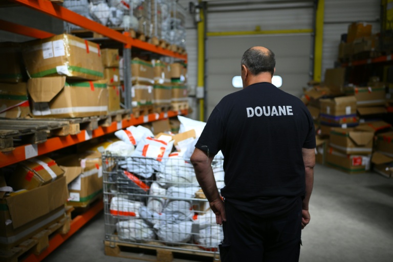 L'importation de petits colis en provenance de Chine a subi une baisse significative après l'instauration d'une taxe européenne visant à juguler les flux