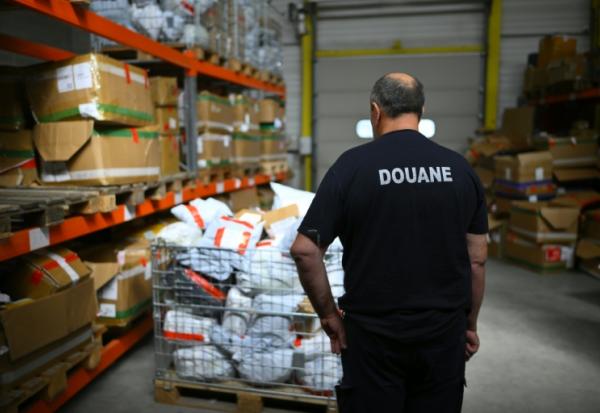 L'importation de petits colis en provenance de Chine a subi une baisse significative après l'instauration d'une taxe européenne visant à juguler les flux