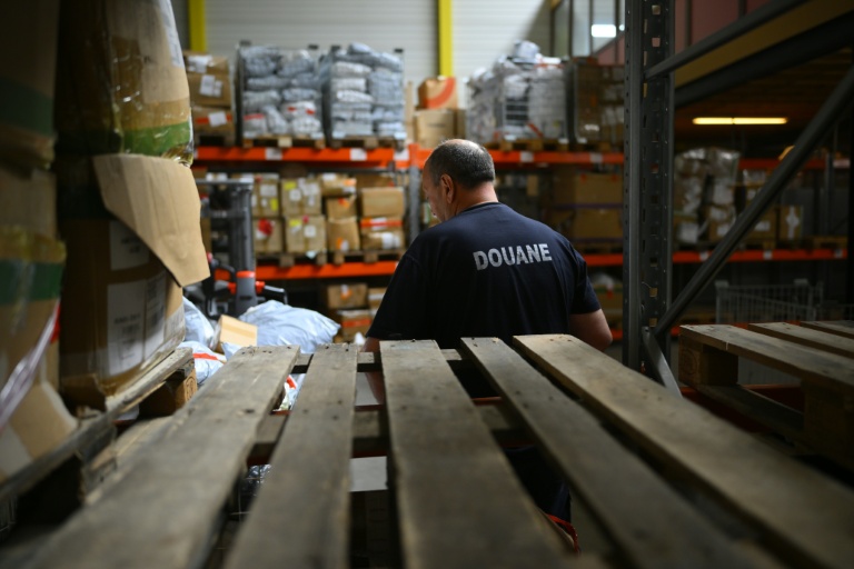 Depuis le 1er juillet, les petits colis (d'une valeur inférieure à 150 euros) importés dans l'UE sont soumis à une taxe de 3 euros par catégorie d'article contenue dans chaque paquet