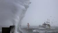 Un bateau de pêche arrive au port de Plobannalec-Lesconil, alors que d'énormes vagues et des vents violents frappent la côte lors du passage de la tempête Benjamin, le 22 octobre 2025 dans le Finistère