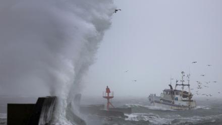 Un bateau de pêche arrive au port de Plobannalec-Lesconil, alors que d'énormes vagues et des vents violents frappent la côte lors du passage de la tempête Benjamin, le 22 octobre 2025 dans le Finistère