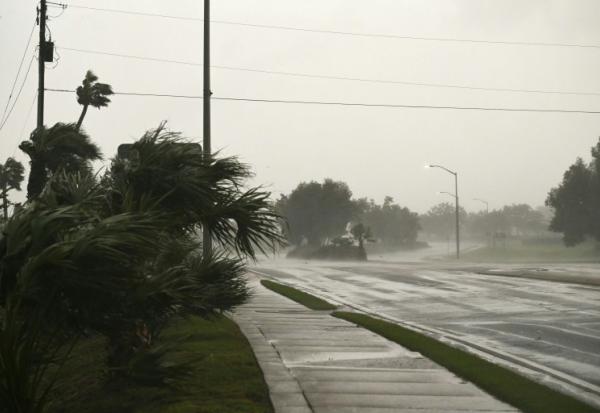 Une route balayée par les vents de la tempête Isaias à Pensacola, en Floride, le 9 octobre 2026