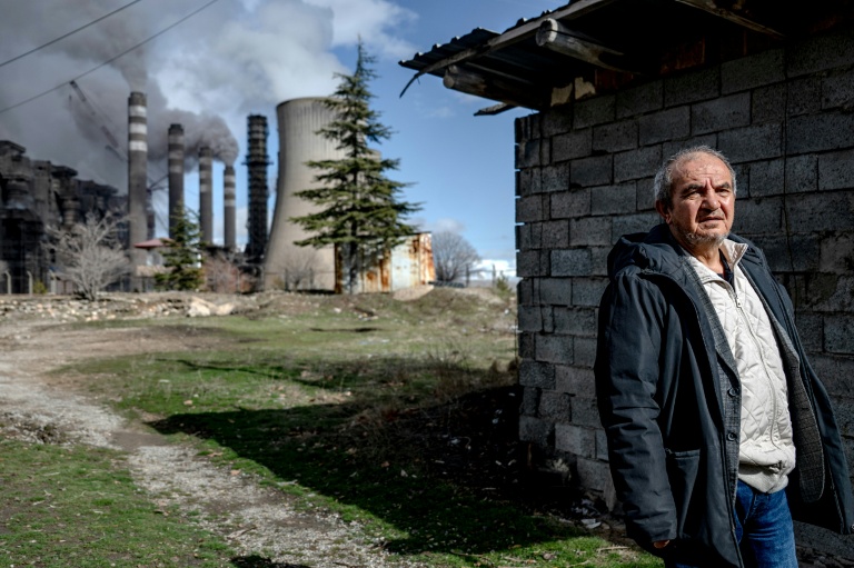 Mehmet Dalkanat, militant écologiste atteint de problèmes respiratoires chroniques, près de la centrale électrique au charbon d'Afsin-Elbistan, située dans le village voisin de Cogulhan, le 11 février 2026 en Turquie