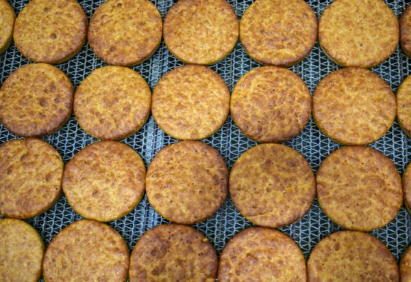 Du pain fabriqué avec de la farine de blé ancestral, de lentilles et de boulgour, comme l'était celui de Kullüoba, dans la boulangerie municipale de Halk Ekmek, à Eskisehir, en Turquie, le 23 mai 2025