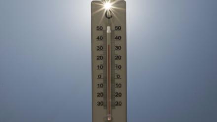 Un thermomètre affiche 35 degrés, le 14 août 2025 à Montreuil