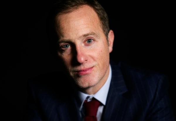 L'actuel directeur de la rédaction de Valeurs actuelles, Tugdual Denis, restera à son poste. Entre juillet 2024 et juin 2025, Valeurs actuelles s'est vendu à 73.000 exemplaires en moyenne.