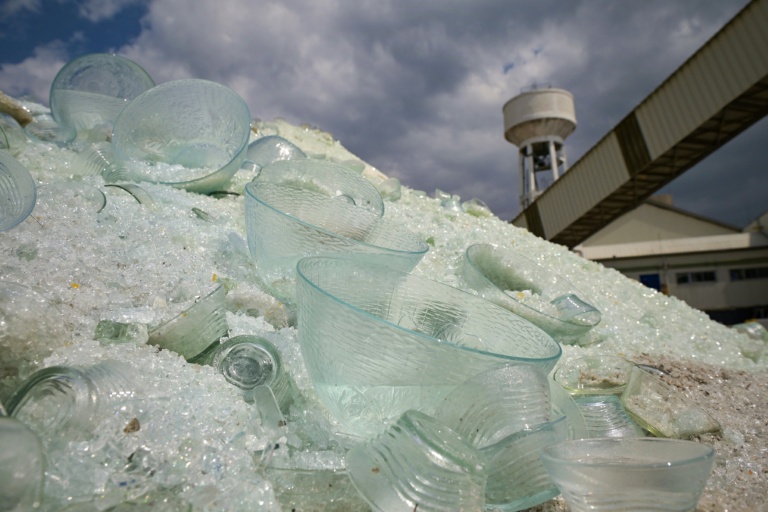 Recyclage du verre à l'usine Duralex de La Chapelle-Saint-Mesmin, près d'Orléans (Loiret) le 1er juillet 2021.