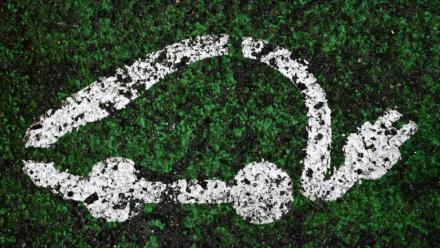 Les Français sont de plus en plus nombreux à partir en vacances à bord d'une voiture électrique, indiquent mardi le ministère des Transports et l'association Avere-France, grâce selon eux au maillage et à la fiabilité des infrastructures de recharge sur les routes