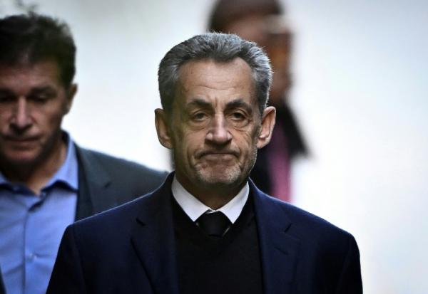 Nicolas Sarkozy quitte son domicile pour se rendre à la prison de la Santé, à Paris, le 21 octobre 2025