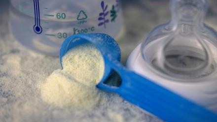 Laits infantiles contaminés: cinq enquêtes ouvertes à Paris, notamment pour mise en danger