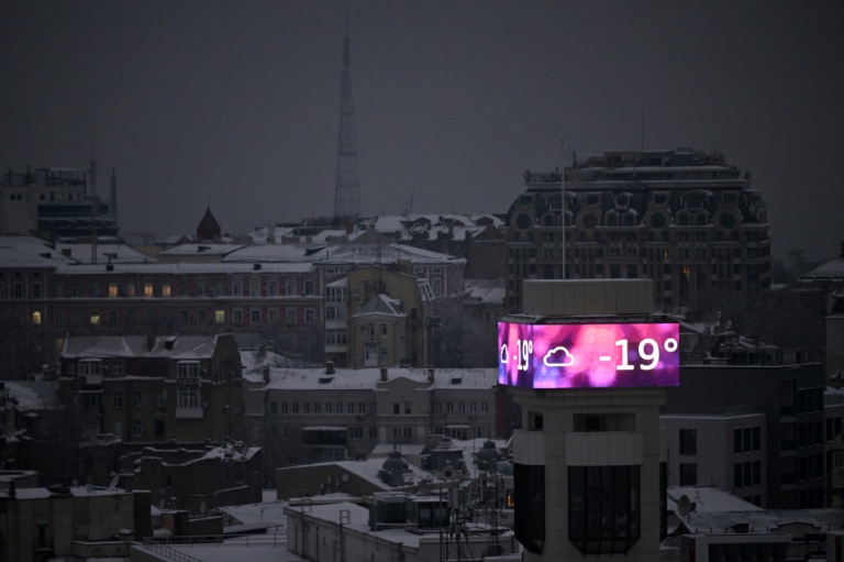 Température de moins 19 degrés Celsius affichée sur un écran à Kiev, le 15 janvier 2026