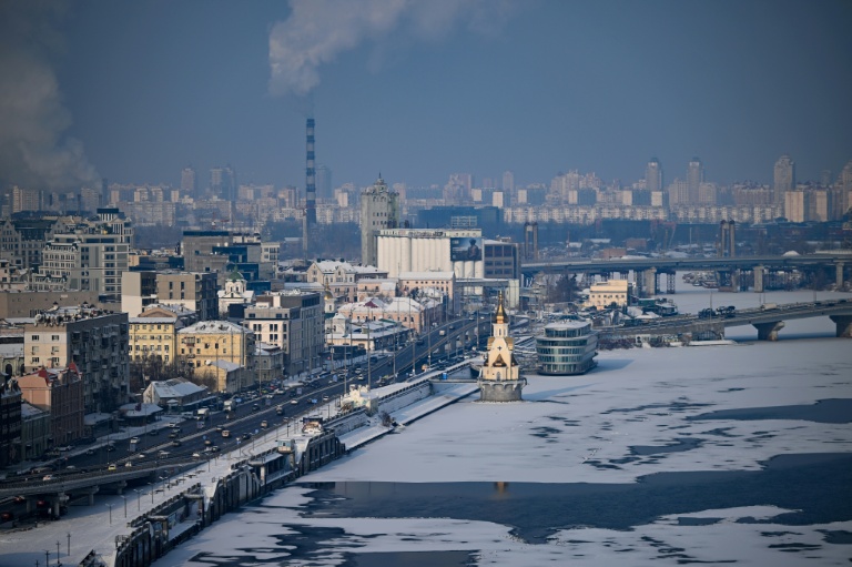 Une vue de Kiev le long du fleuve Dniepr couvert de glace, le 14 janvier 2026 