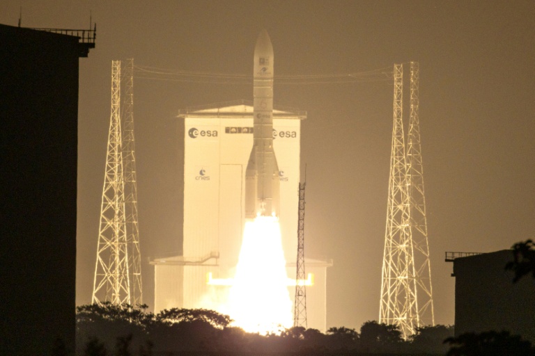 Décollage de la fusée européenne Ariane 6 pour le projet européen Galileo depuis le Centre spatial de Kourou, en Guyane française, le 17 décembre 2025