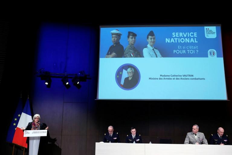 La ministre des Armées, Catherine Vautrin (g), lors d'une conférence de presse à l'occasion du lancement de la campagne nationale de recrutement pour le nouveau service militaire national, le 12 janvier 2026 à Paris