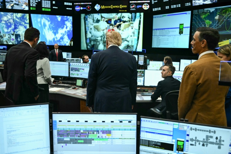 Le président américain Donald Trump visite le Centre de contrôle de mission au centre spatial Lyndon B. Johnson de la NASA à Houston, au Texas, le 28 août 2026