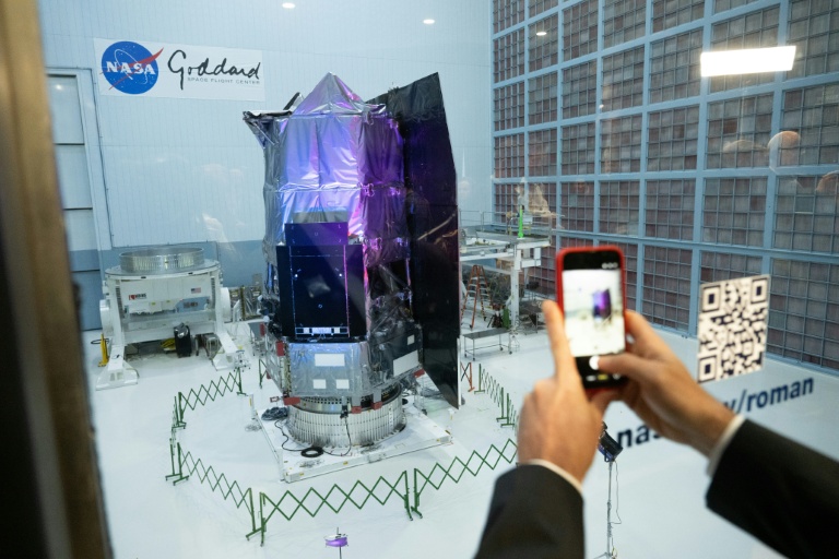 Un journaliste prenant en photo Le Nancy Grace Roman Space Telescope au centre Goddard de la Nasa à Greenbelt dans le Maryland, le 21 avril 2026
