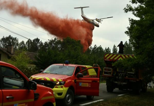 Un avion Dash 8 Q400 MR largue du retardant pour éviter des sautes de feu dans la forêt des Landes, près de Luglon, le 15 août 2026