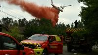 Un avion Dash 8 Q400 MR largue du retardant pour éviter des sautes de feu dans la forêt des Landes, près de Luglon, le 15 août 2026