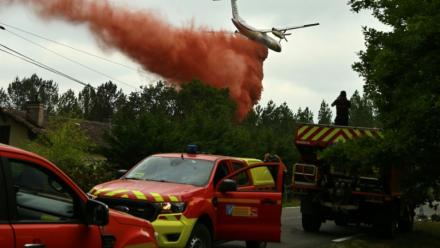 Un avion Dash 8 Q400 MR largue du retardant pour éviter des sautes de feu dans la forêt des Landes, près de Luglon, le 15 août 2026