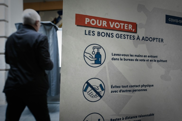 Un panneau indique les consignes à respecter lors du premier tour des élections municipales, le 15 mars 2020 à Paris