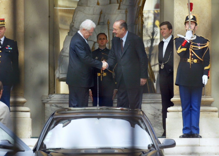 Lionel Jospin, Premier ministre démissionnaire, salue le président Jacques Chirac sur le perron de l'Elysée, le 6 mai 2002