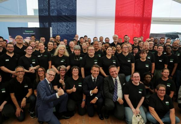 Le président français Emmanuel Macron pose avec les employers de l'usine Vorwerk, qui produit les appareils Thermomix, dans le cadre des "Choose France Days", à Donnemain-Saint-Mamès (Eure-et-Loir), le 29 mai 2026