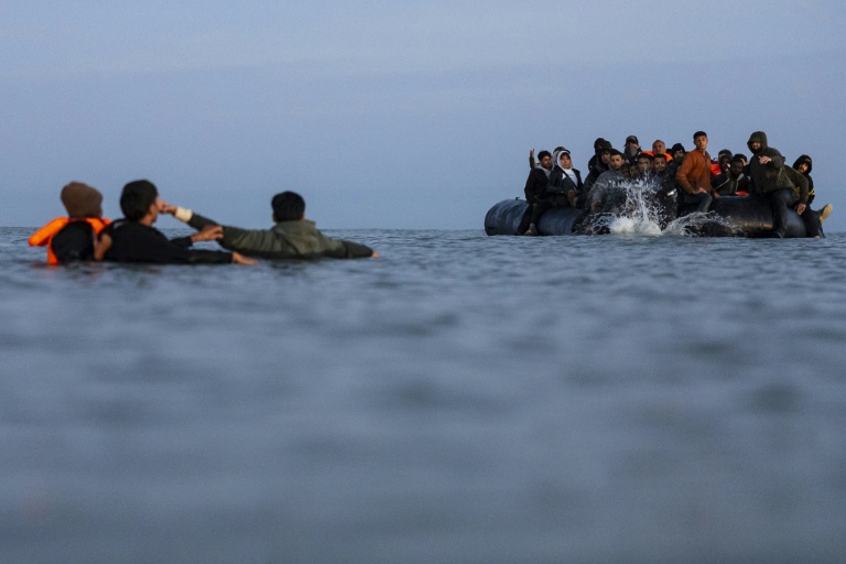 Des migrants essaient de monter à bord d'un 